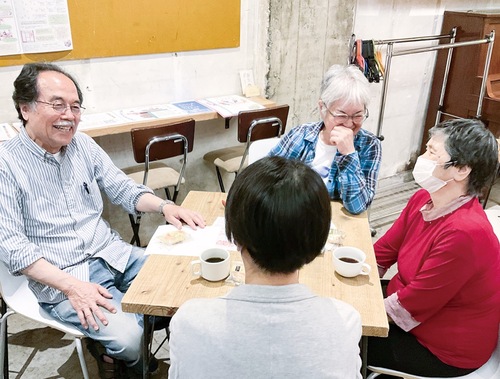テーブルを囲んで談笑する参加者たち。今後は地域の店舗や人材を活用した体験イベントなども予定している