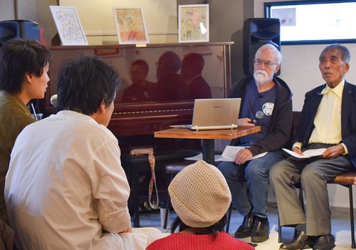 参加者の質問にこたえる杉島さん＝右端＝とスコギンズさん＝右から二番目