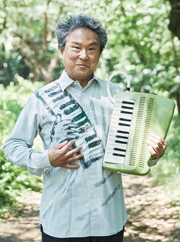 演奏とトークを行う賢作さん