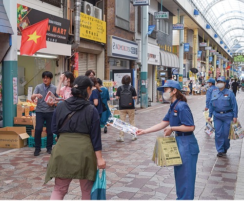 通行者に啓発グッズを配布