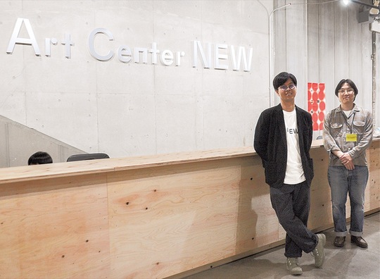 ディレクターの小川さん（左）と展覧会を企画した秋葉大介さん