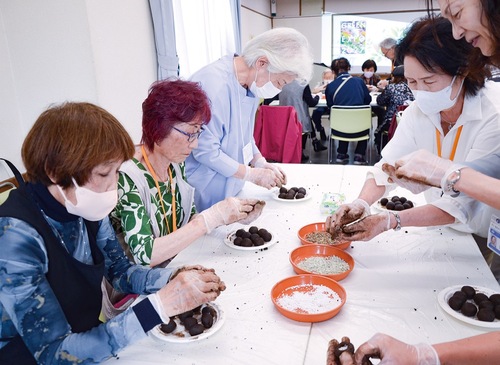 ダンゴにタネを付ける参加者