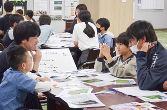植物と魚の組み合わせを考える参加者