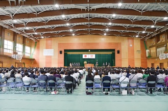 ▲式典が行われた新体育館。県立高校最大級の規模（旧体育館の２倍）を誇る広さで、柔剣道場や部室も併設されている