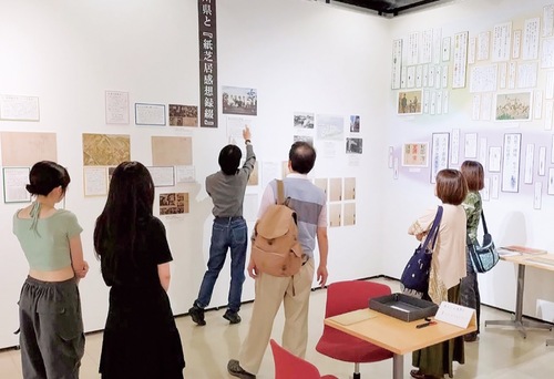 展示の説明をする学生（左奥）＝新垣准教授提供