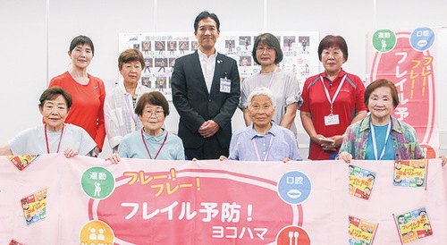 かいご予防サポーターと高澤和義区長（中央）