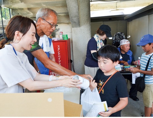 嬉しそうに弁当を受け取る子どもたち