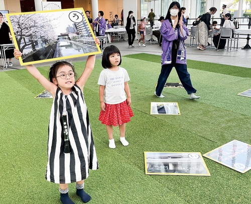 Ａ２サイズほどの「でっかるた」に挑戦