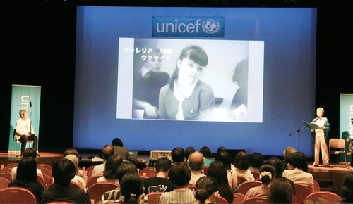 朗読をする五大さんと金田さん