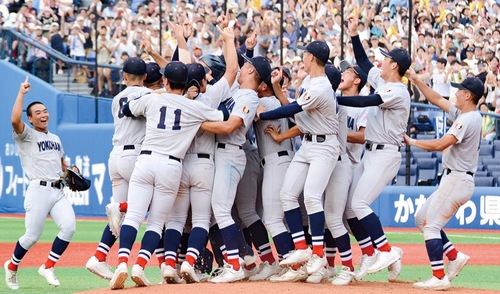 優勝を決め、喜ぶ横浜の選手たち