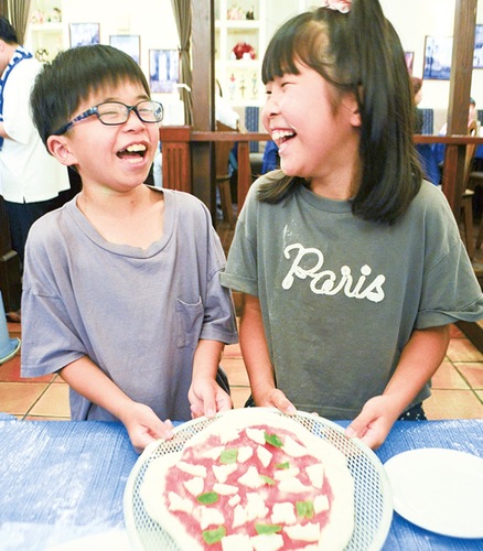 ピザ作りに挑戦する子どもたち