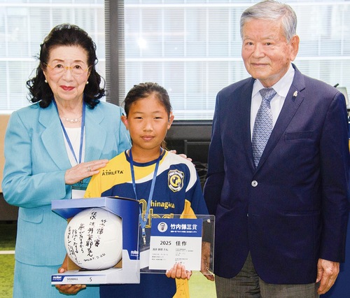 受賞した浅井さん（中央）と川渕さん（右）、賞を創設した石井さん