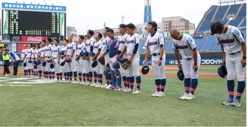 １回戦を勝ち、スタンドにあいさつする横浜クラブの選手や監督、コーチら
