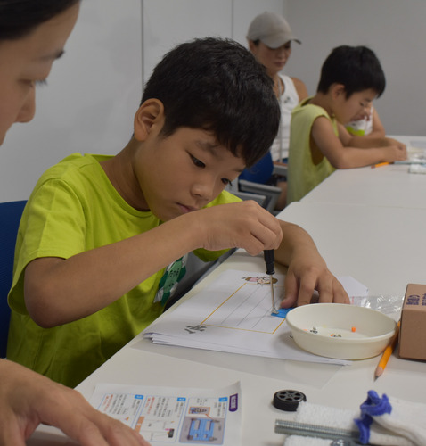 ネジを付ける作業に真剣に取り組む参加者