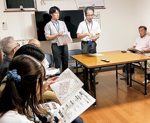 支援内容を説明する市職員