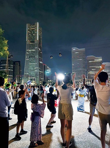 横浜ランドマークタワーをやぐらに見立てた盆踊りが名物（写真は同実行委員会提供）