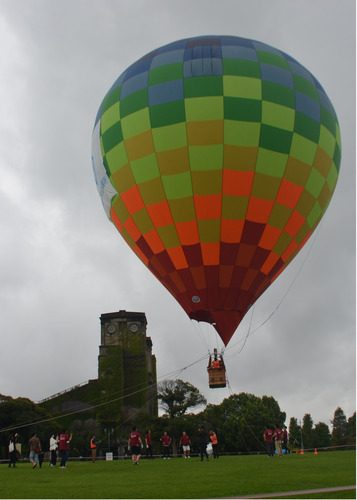 ふわりと浮かぶカラフルな気球