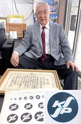 県警のシンボルマーク（写真下）の作者である伊藤さん