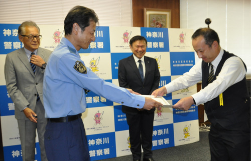 感謝状を受け取る中村さん（右）