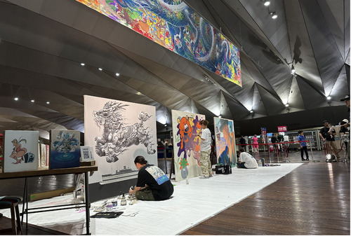 絵が出来上がっていく過程を体感できる＝写真は昨年