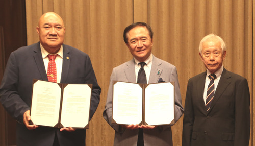 締結式に参加した（左から）WPROのピウカラ地域事務局長、黒岩知事、ME-BYOグローバル戦略センターの松本代表理事