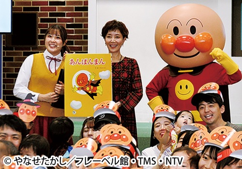 読み聞かせをした絵本を手に戸田恵子さん（中央）