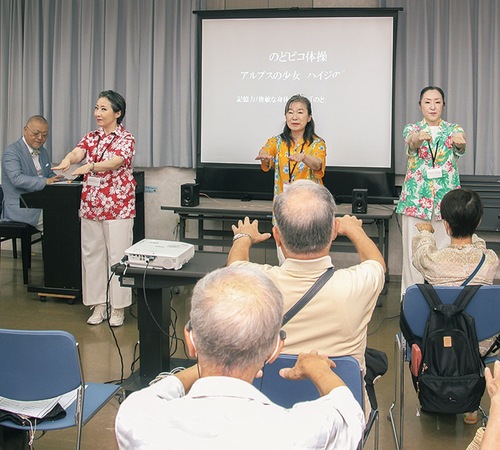 音楽に合わせてのどピコ体操を行う参加者