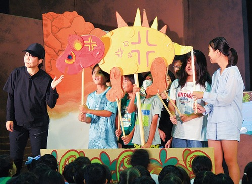 オリジナルのキャラを動かす児童