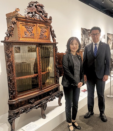 横浜彫刻家具を前に山本さん（右）と伊藤さん