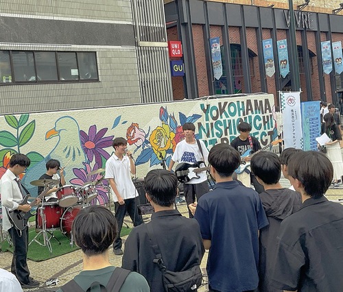 横浜ビブレ前で行われた軽音部のライブでは音楽に合わせて観客が体を揺らすなど一体感が生まれていた