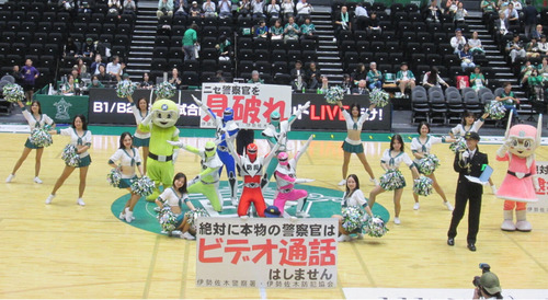 華麗なパフォーマンスと共に、特殊詐欺被害防止を訴えた