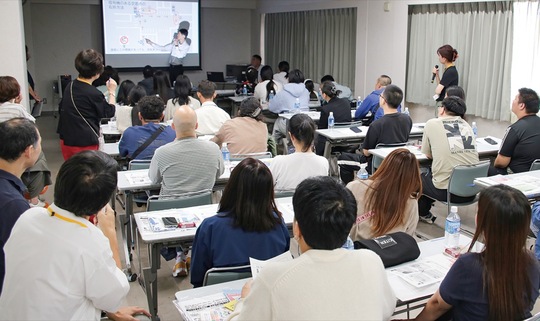 説明を聞く外国人住民