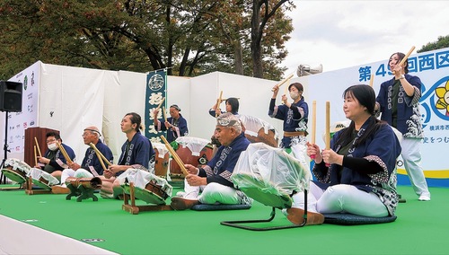 ステージのオープニングを飾る杉豊太鼓同友会＝提供