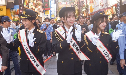 防犯パトロールを行う風見さん、桜井さん、仲村さん