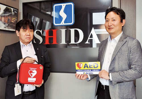 ＡＥＤを手にする社員