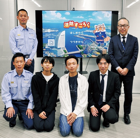 制作した山口さん（前列中央右）と内田さん（同左）