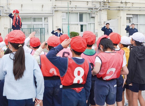 ダンスを踊る児童と選手