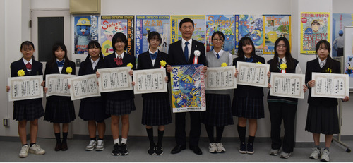 受賞した中学生と福嶋会長（中央）
