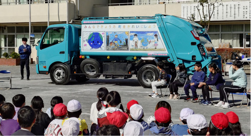 お披露目されたパッカー車＝同社提供