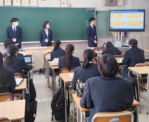 中区役所職員の話を聞く生徒