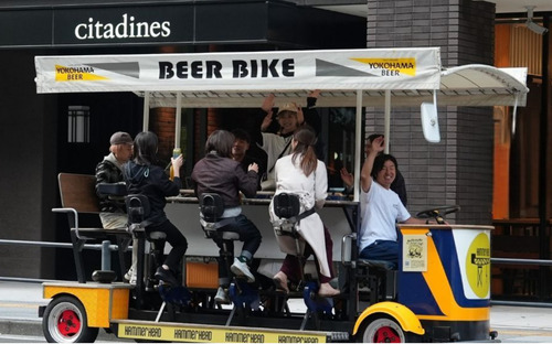 公道を走り、注目度抜群のビアバイク