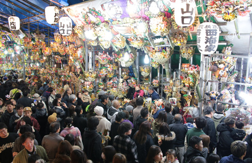 大通り公園沿いに並んだ熊手の露店