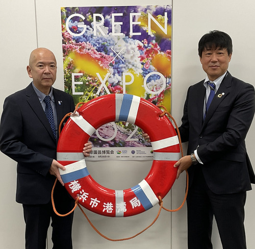 救命浮環を手に持つ堀越支店長（右）と新保局長