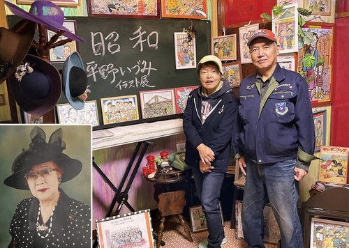 イラスト展が常設されている建物２階で平野いづみさんと正さん（左写真は故・平野朝子さん。トレードマークだった帽子も数点展示される）