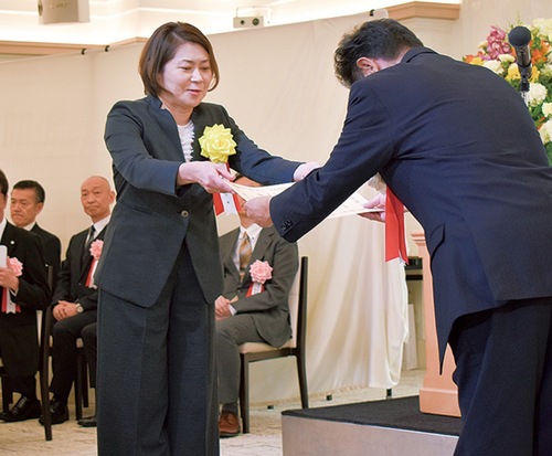 表彰状を受け取る渡邊さん