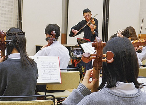 演奏する石田さんと生徒ら