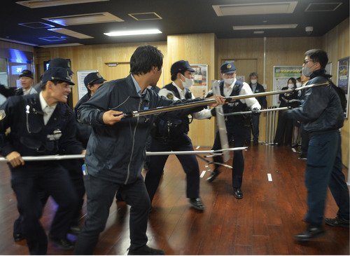 さすまたで制圧する様子