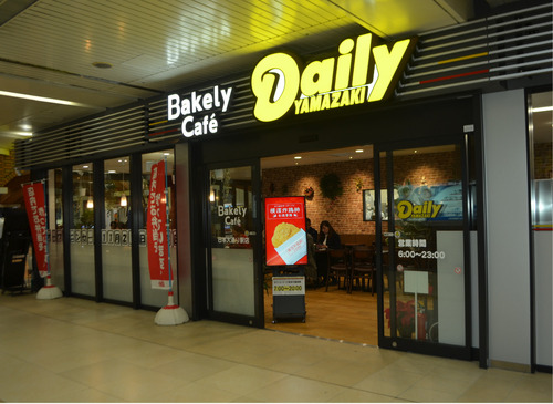 レンガ調の落ち着いた空間と現代的でシックなデザインの店舗