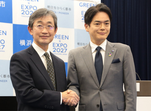 会見で握手するＡＧＣの吉羽執行役員（左）と山中市長