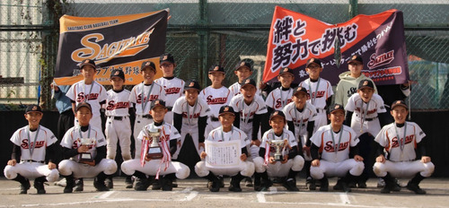 表彰状とトロフィーを手にするメンバー＝提供